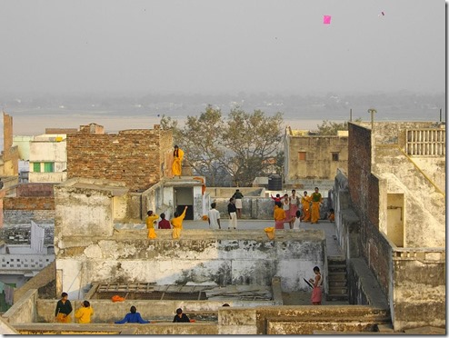 1024px-Kite_flying_in_Varanasi