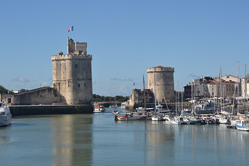 Les filles de La Rochelle - Chansons enfantines françaises - France - Mama Lisa's World en français: Comptines et chansons pour les enfants du monde entier  - Intro Image