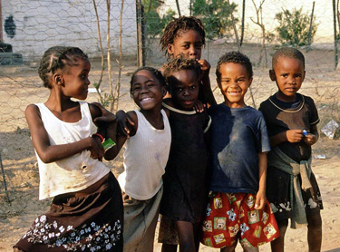 Halima Pakasholo - Canciones infantiles namibias - Namibia - Mamá Lisa's World en español: Canciones infantiles del mundo entero  - Intro Image