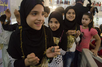 گرگیعان و گرکیعان - Chansons enfantines iraniennes - Iran - Mama Lisa's World en français: Comptines et chansons pour les enfants du monde entier - Intro Image گرگیعان و گرکیعان - Chansons enfantines iraniennes - Iran - Mama Lisa's World en français: Comptines et chansons pour les enfants du monde entier - Intro Image